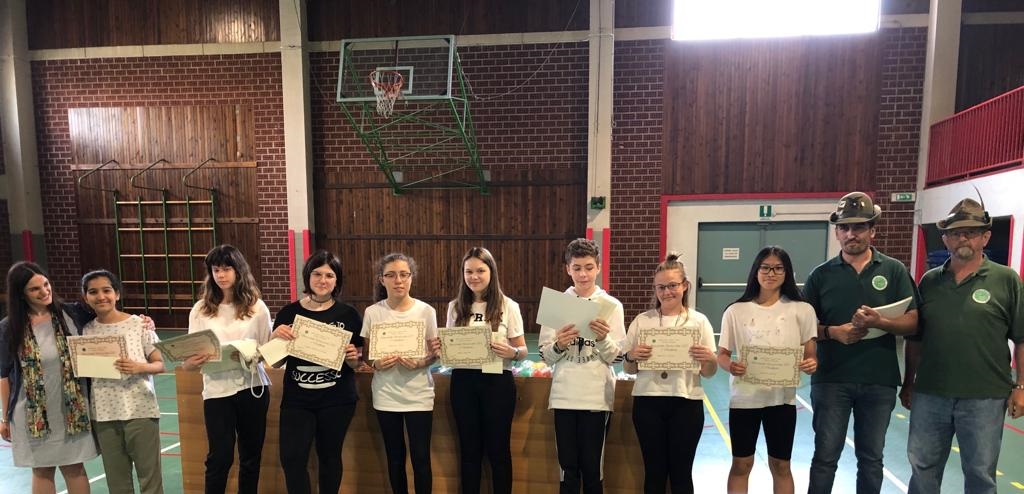 Gli alpini di Canonica premiano gli alunni delle scuole medie FOTO