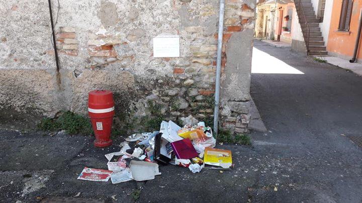 A Canonica via Vallazza in degrado, è protesta di residenti e volontari