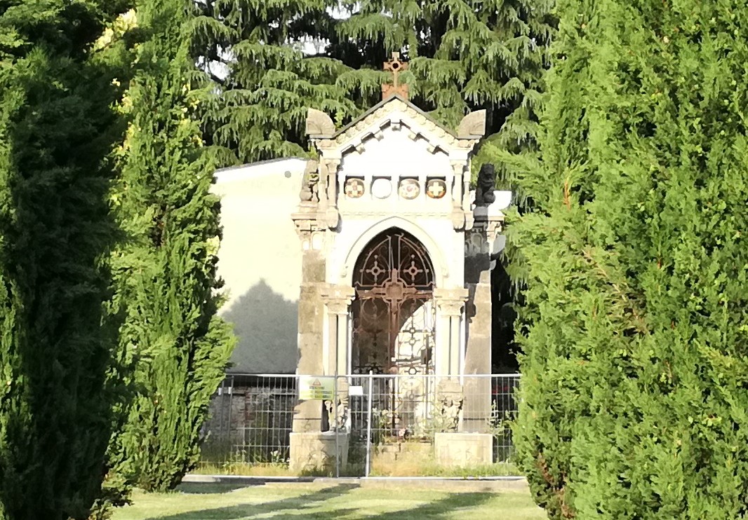 Scoppia una tomba al cimitero e scatta l’emergenza