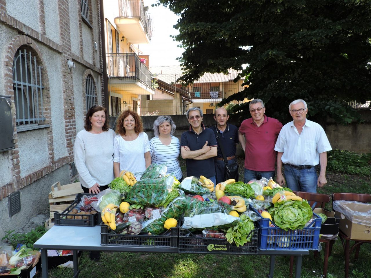 Un gruppo di amici in aiuto alle famiglie in difficoltà
