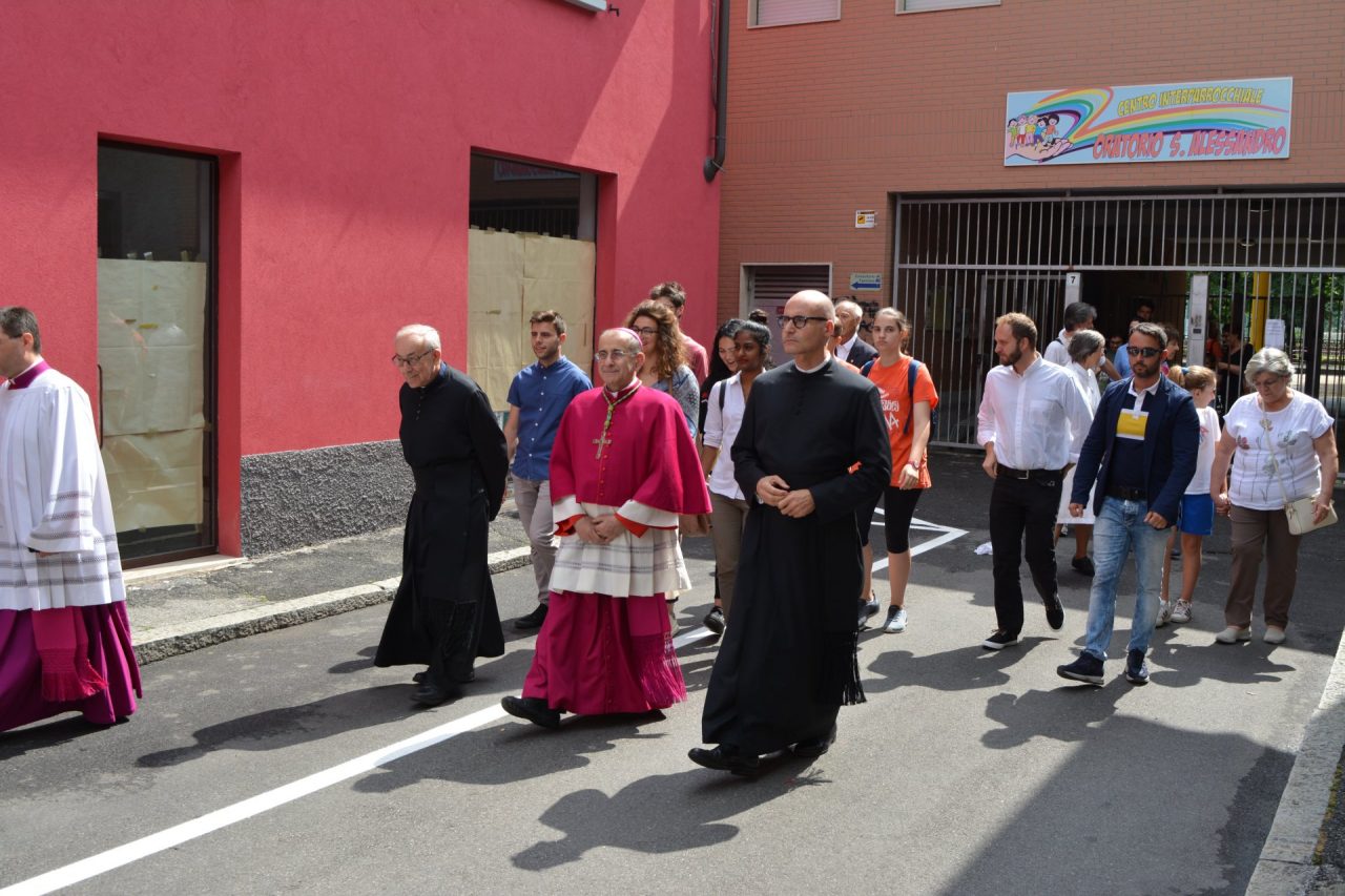 Melzo arcivescovo Mario Delpini in visita chiesa Sant'Alessandro per benedire altare