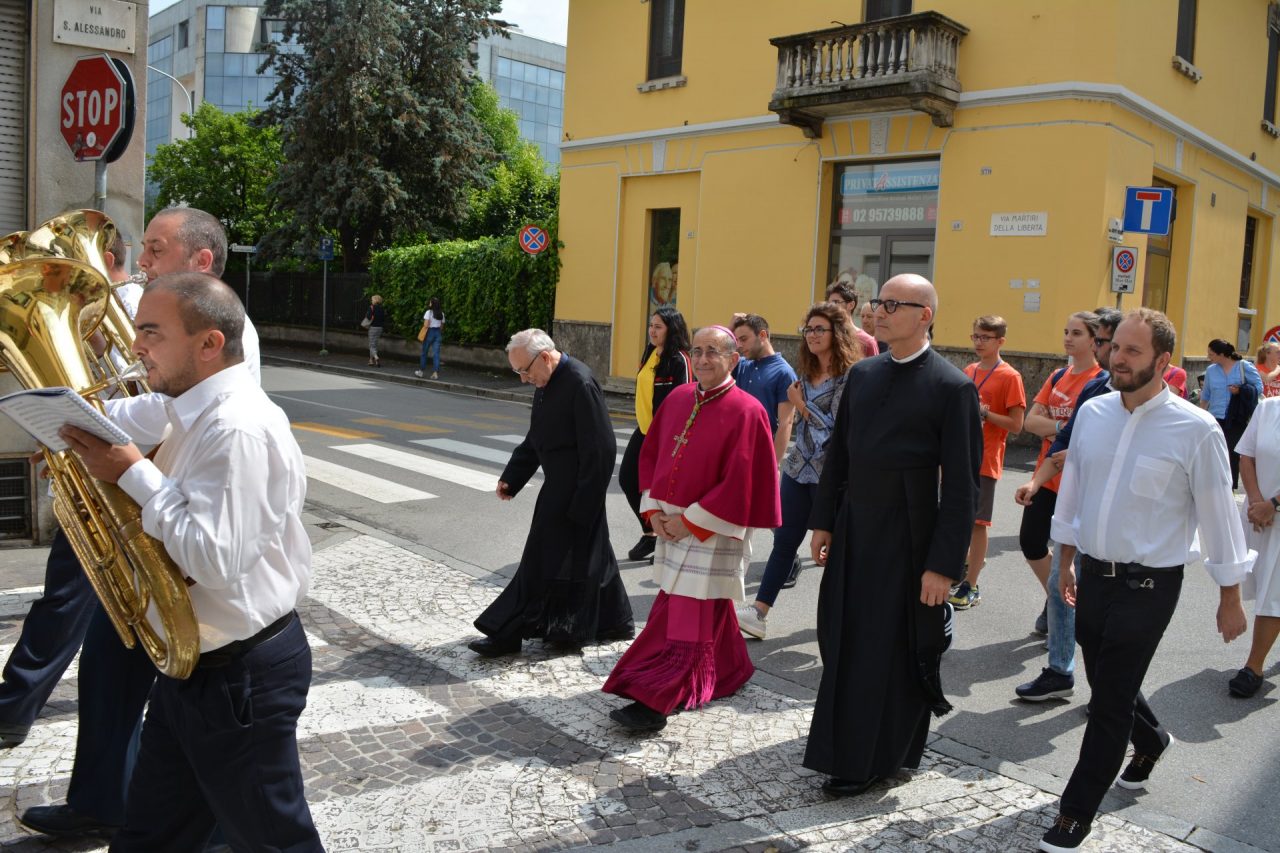 Melzo arcivescovo Mario Delpini in visita chiesa Sant'Alessandro per benedire altare