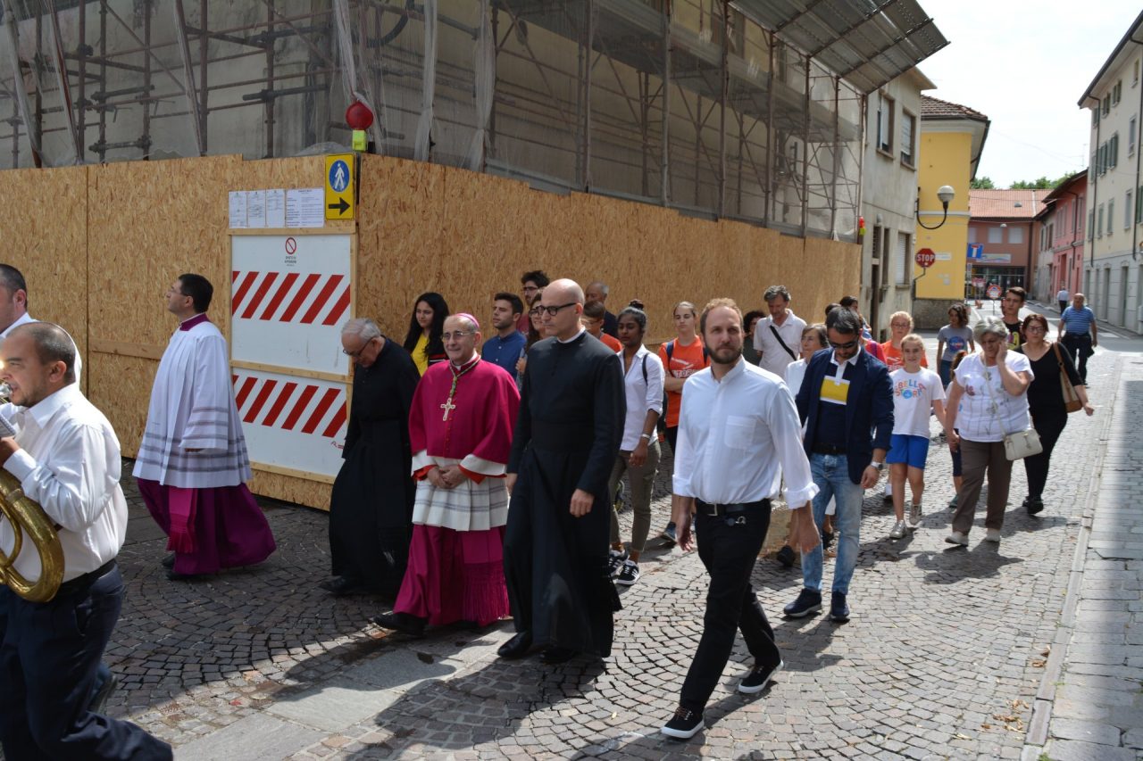 Melzo arcivescovo Mario Delpini in visita chiesa Sant'Alessandro per benedire altare