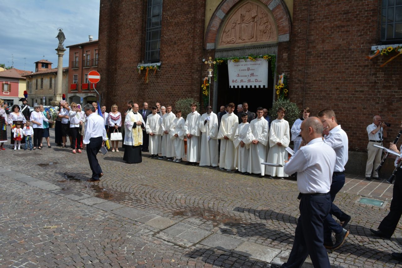Melzo arcivescovo Mario Delpini in visita chiesa Sant'Alessandro per benedire altare