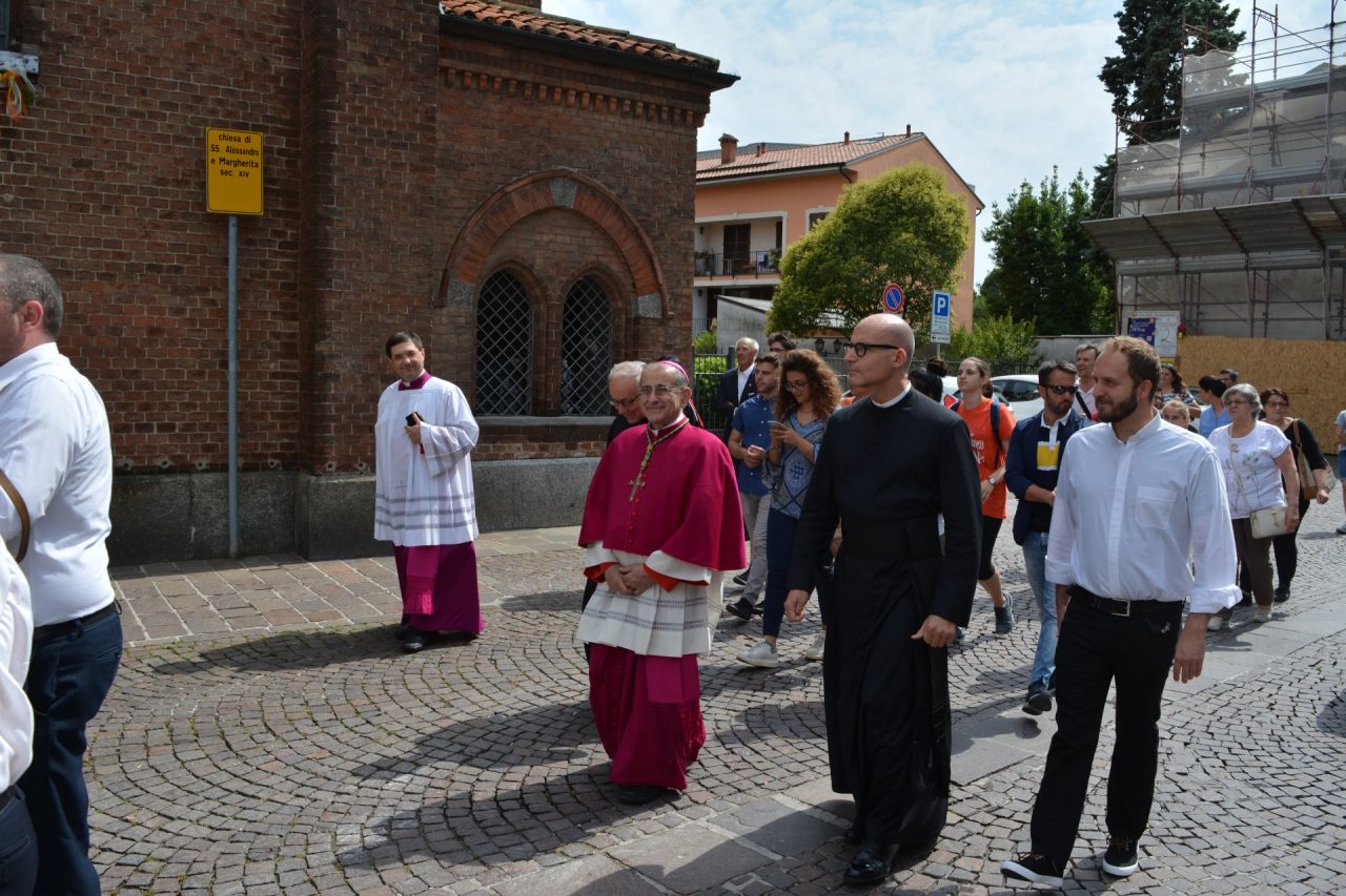 Melzo arcivescovo Mario Delpini in visita chiesa Sant'Alessandro per benedire altare