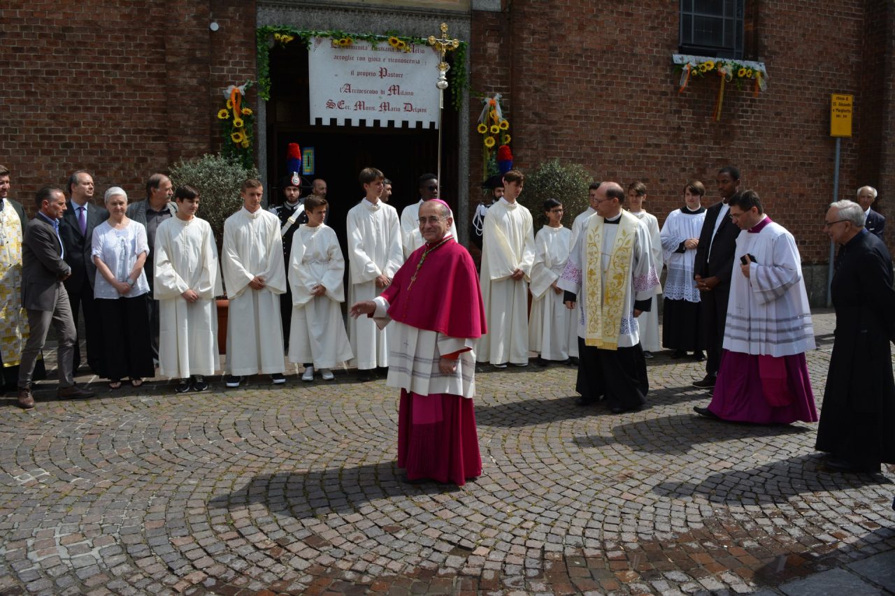 Melzo arcivescovo Mario Delpini in visita chiesa Sant'Alessandro per benedire altare