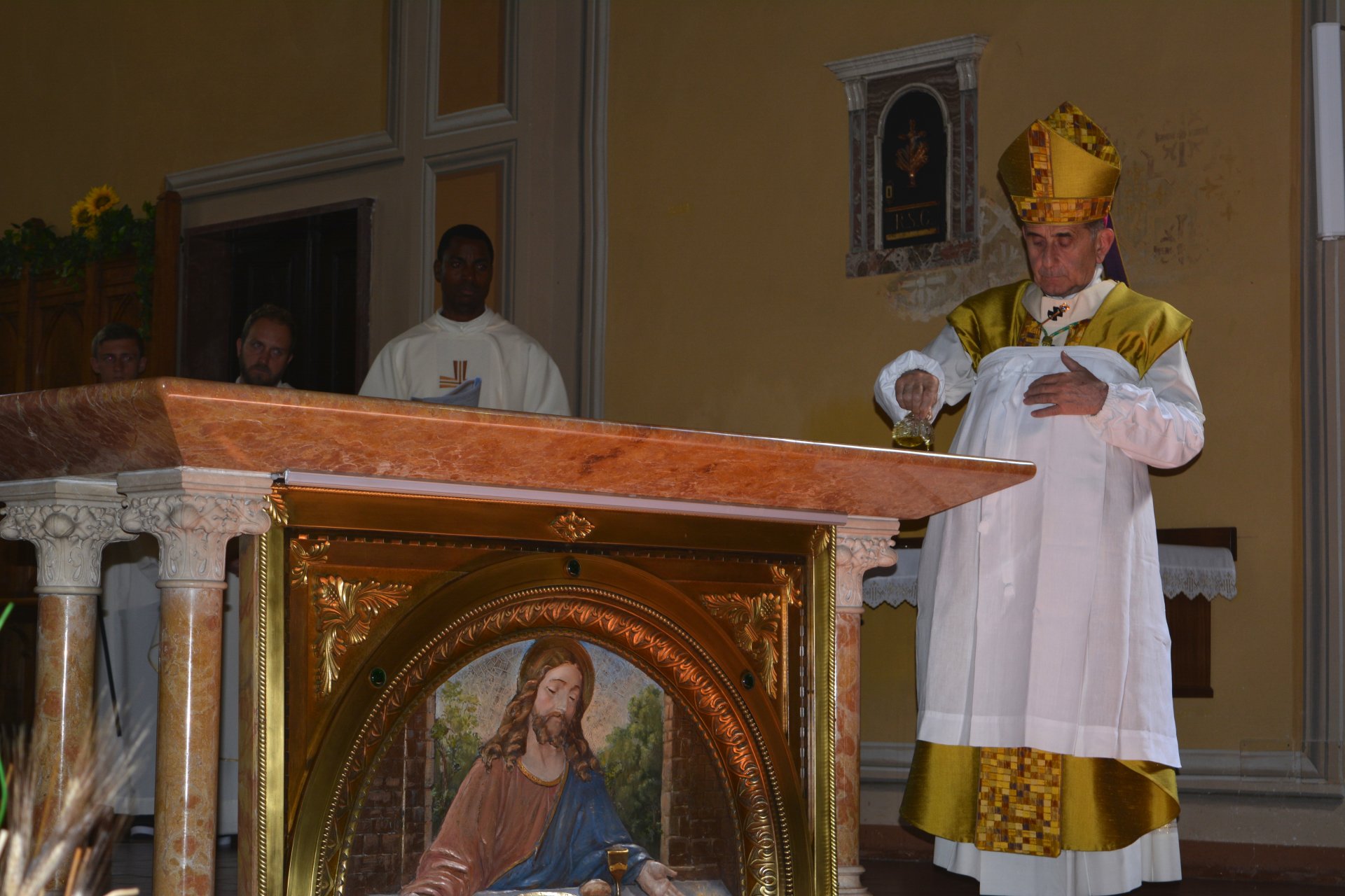 Melzo arcivescovo Mario Delpini in visita chiesa Sant'Alessandro per benedire altare