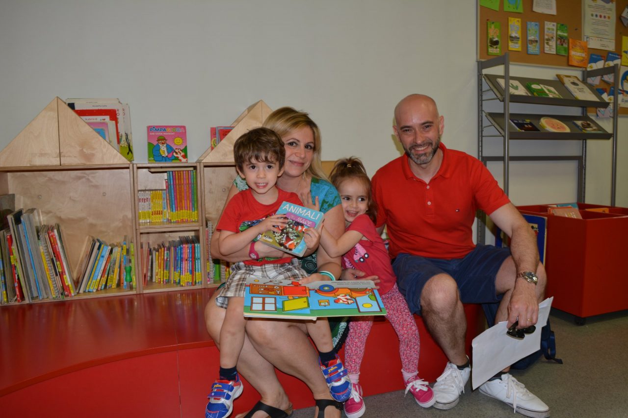 Letti di notte in biblioteca giochi per bambin