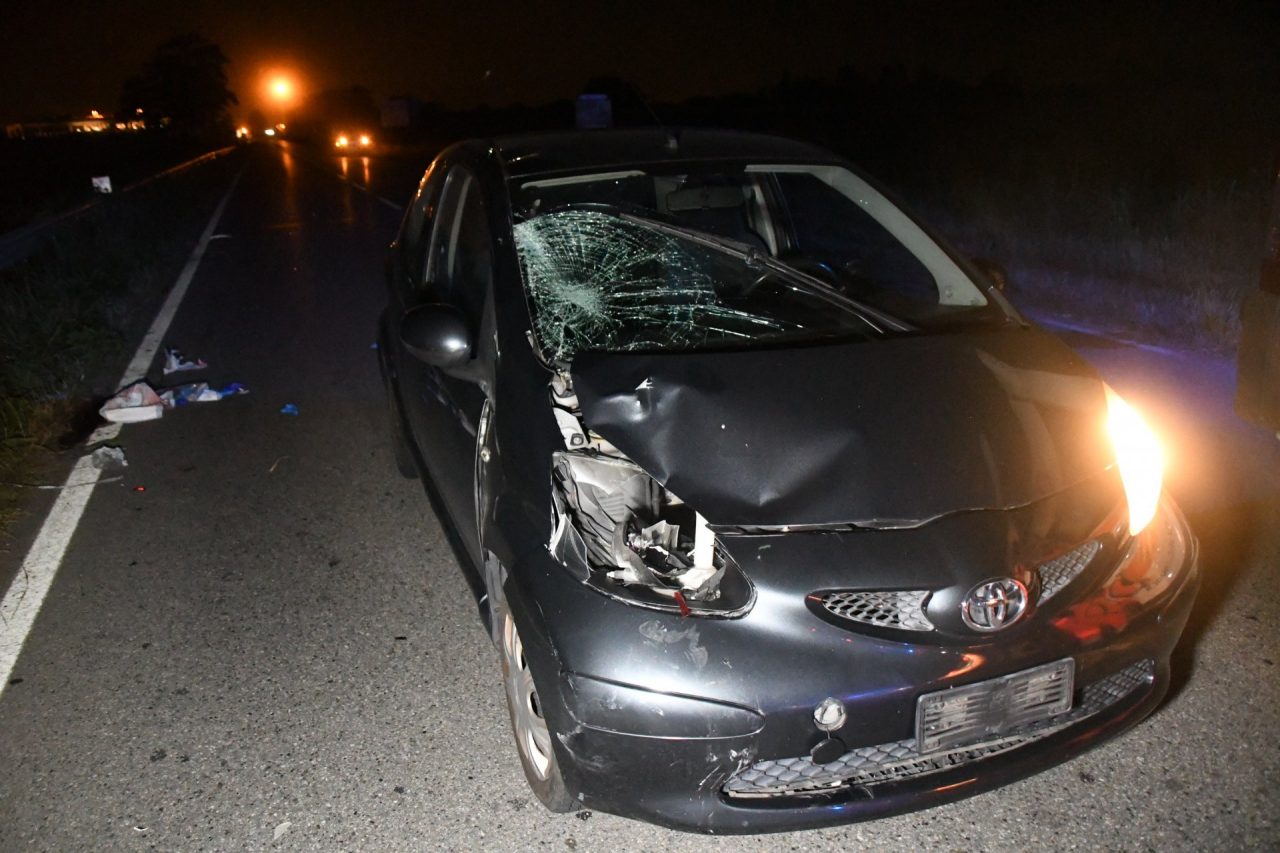 Incidente sulla Padana, due fratelli in bici travolti da un’auto: un ragazzo è morto FOTO