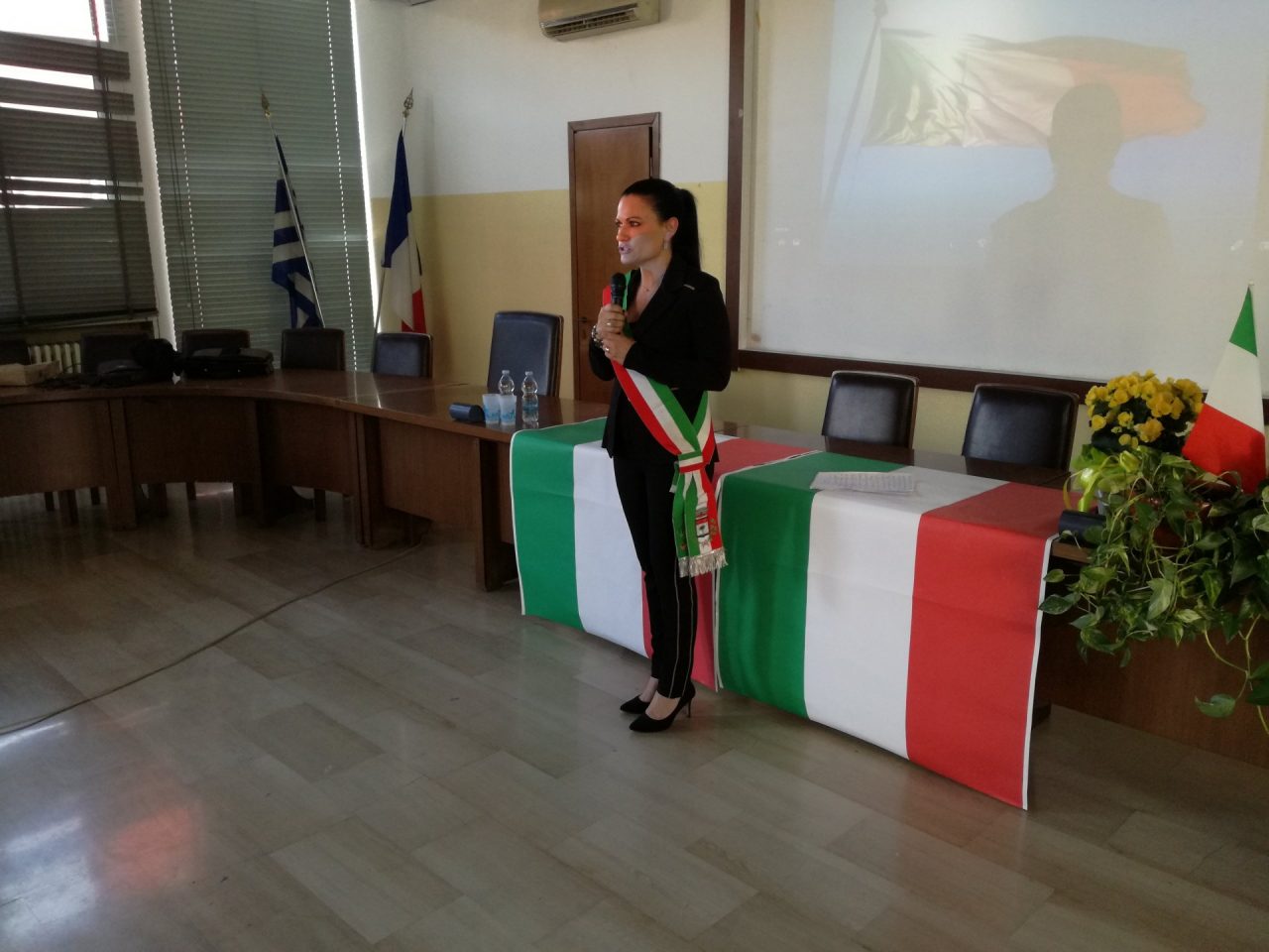 Prima uscita in fascia tricolore per elisa balconi sindaca di cassina de pecchi festa della repubblica in sala consiliare