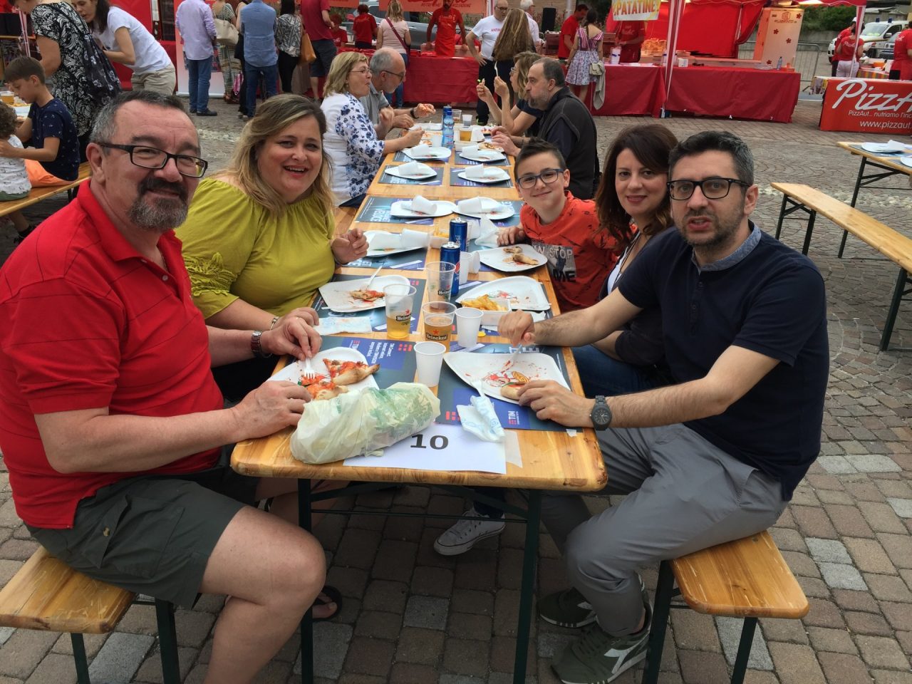 Bussero in piazza diritti dei bambini giropizza promosso da Pizzaut