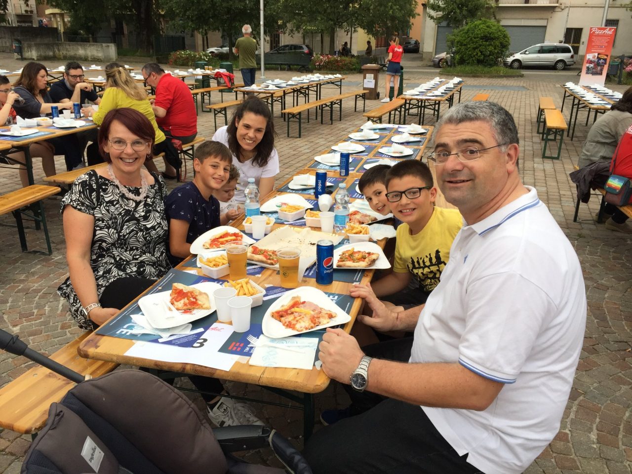 Bussero in piazza diritti dei bambini giropizza promosso da Pizzaut