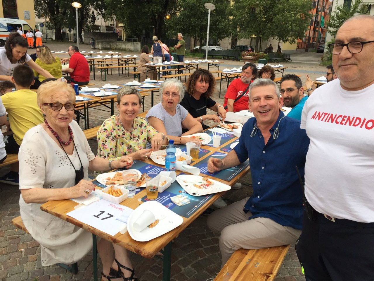 Bussero in piazza diritti dei bambini giropizza promosso da Pizzaut