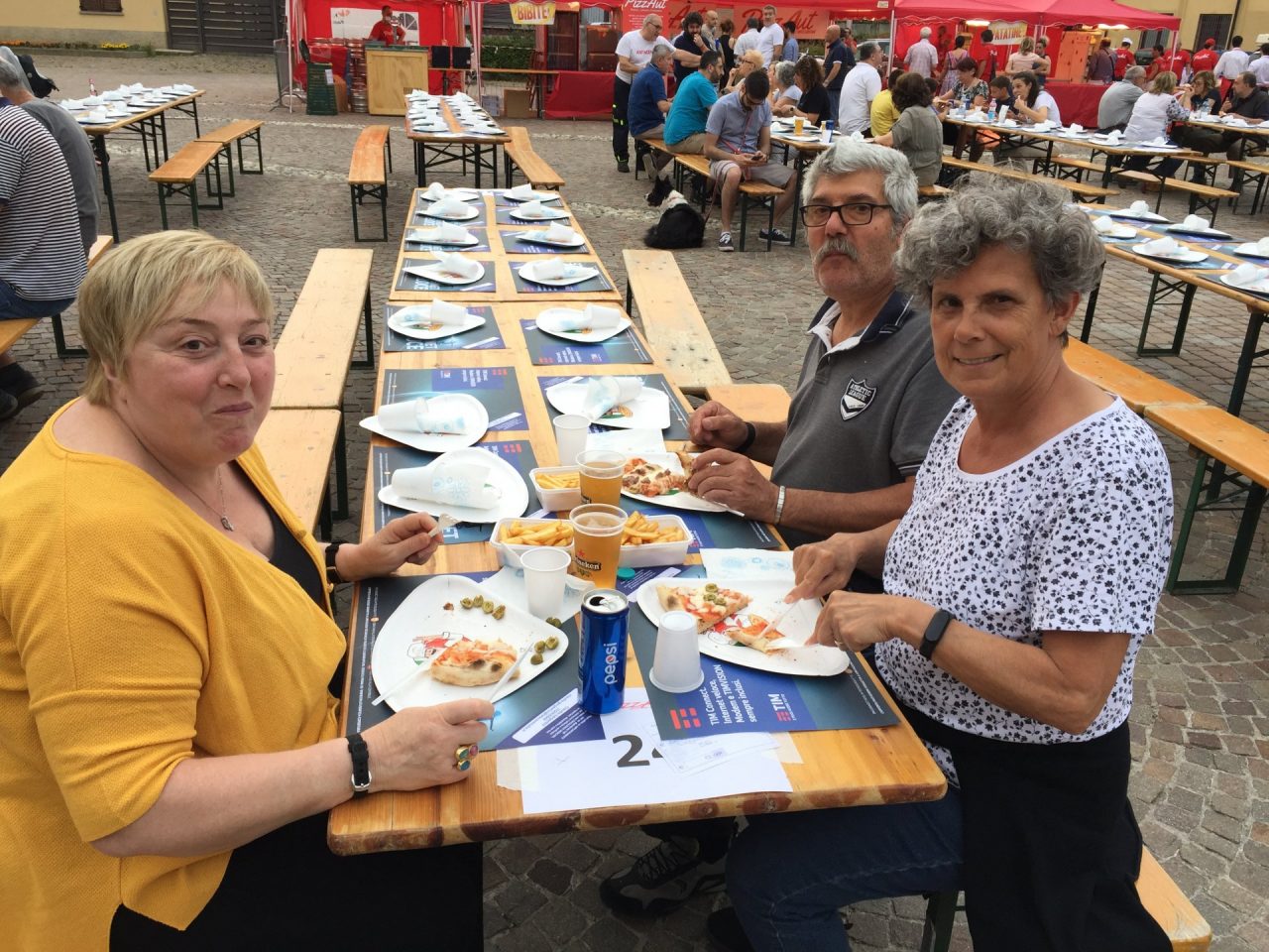 Bussero in piazza diritti dei bambini giropizza promosso da Pizzaut