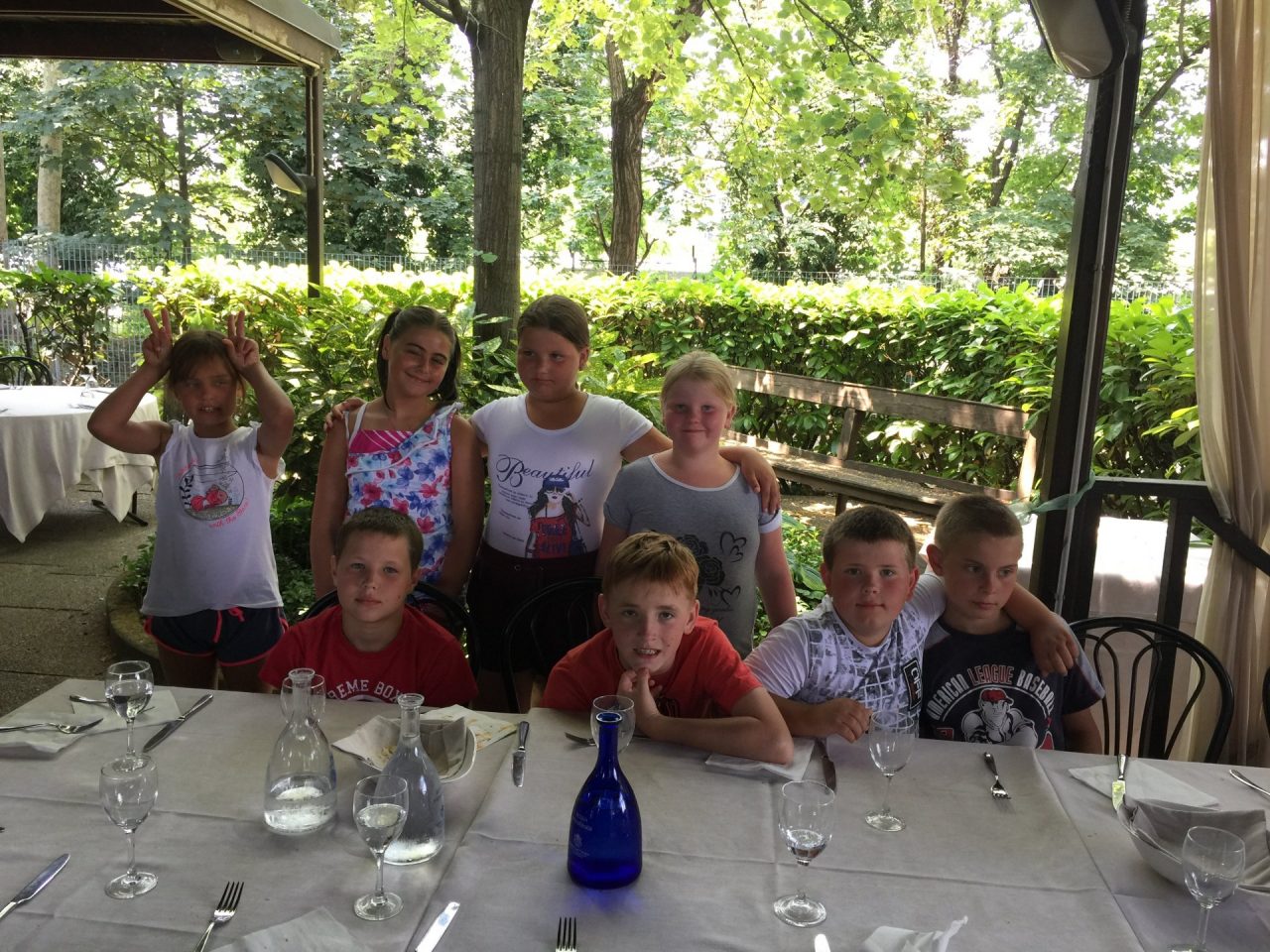 San Felice pranzo di gruppo per i bambini di Chernobyl che sono stati ospitati dalle famiglie di Pioltell