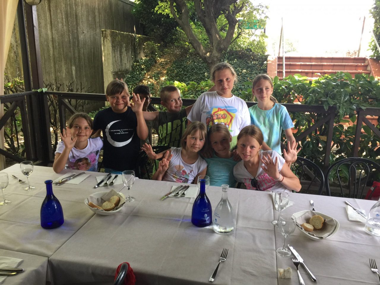 San Felice pranzo di gruppo per i bambini di Chernobyl che sono stati ospitati dalle famiglie di Pioltell