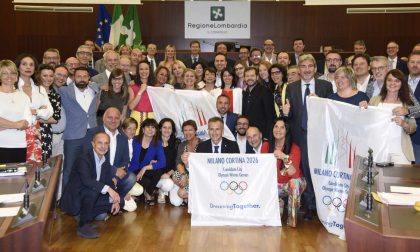 Olimpiadi invernali 2026, evviva! Mega-selfie dei consiglieri regionali della Lombardia