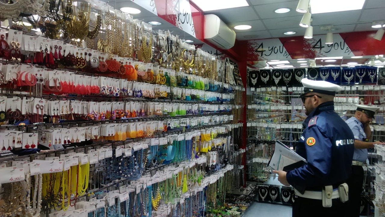 Bigiotteria pericolosa, migliaia di pezzi sequestrati dalla Polizia Locale