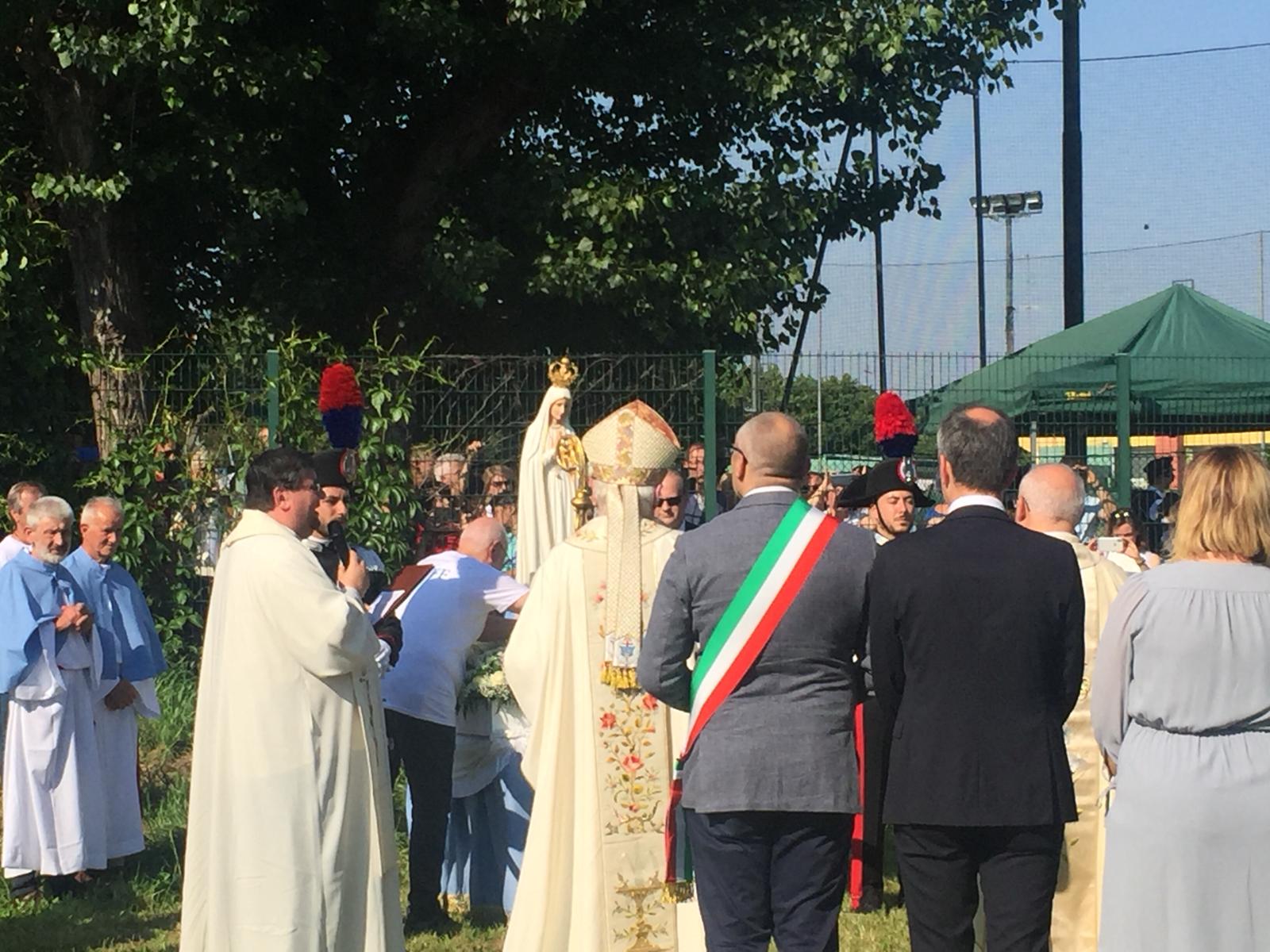 Madonna pellegrina di Fatima atterra a cernusco sul naviglio