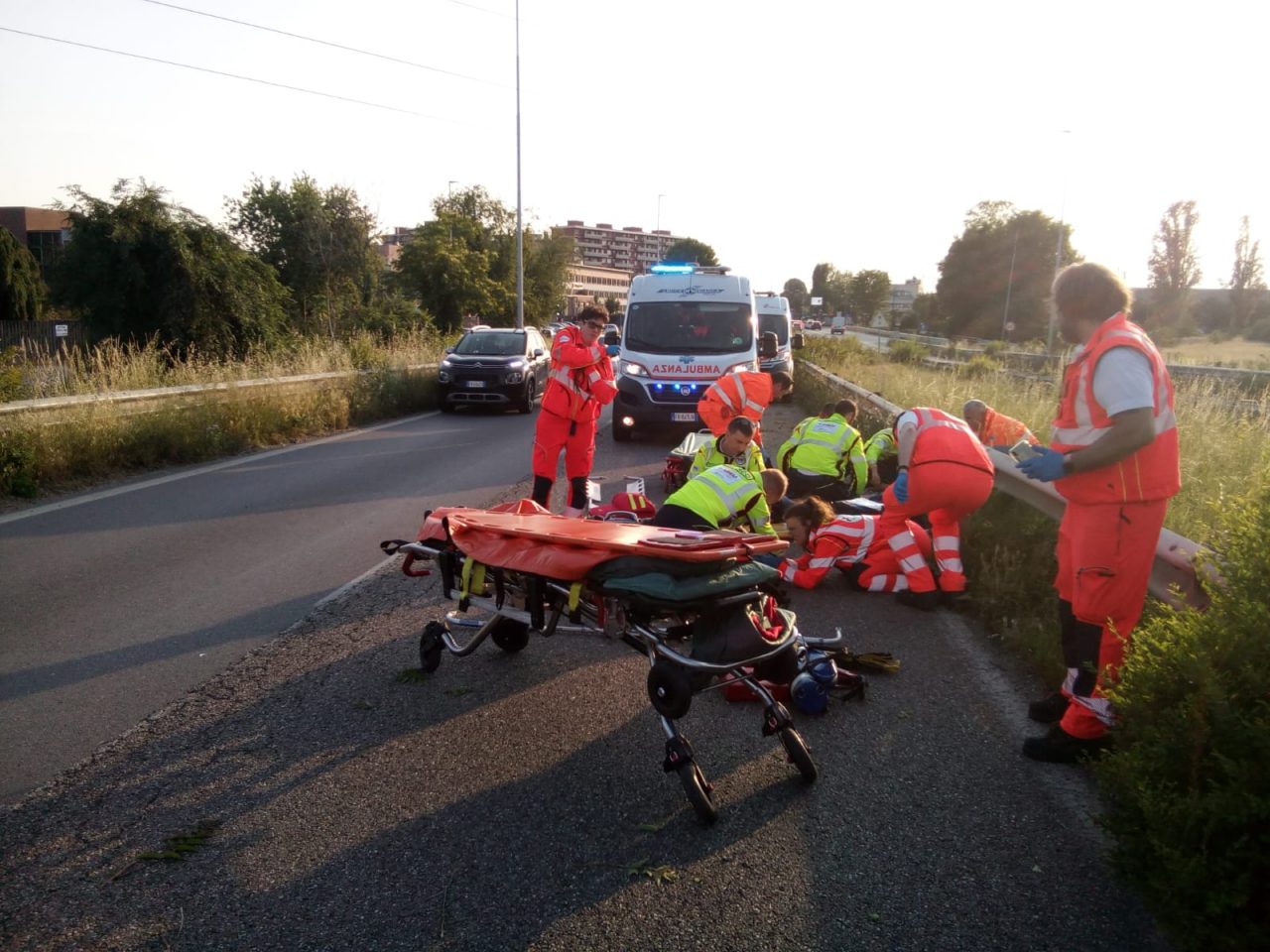 Incidente sulla Cassanese, paurosa caduta da moto: traffico bloccato FOTO