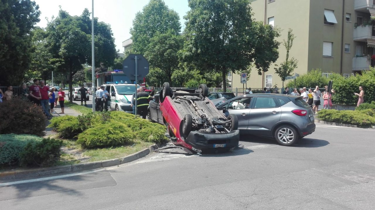 Carambola tra tre auto, una si ribalta: paura a Pioltello FOTO