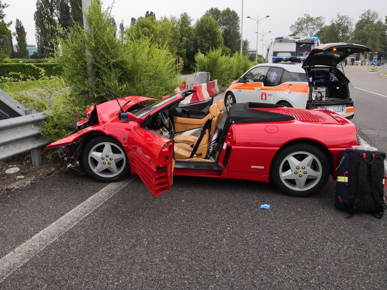 Incidente in zona Idroscalo, con la Ferrari contro il guard rail. Auto distrutta