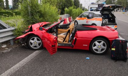 Incidente in zona Idroscalo, con la Ferrari contro il guard rail. Auto distrutta