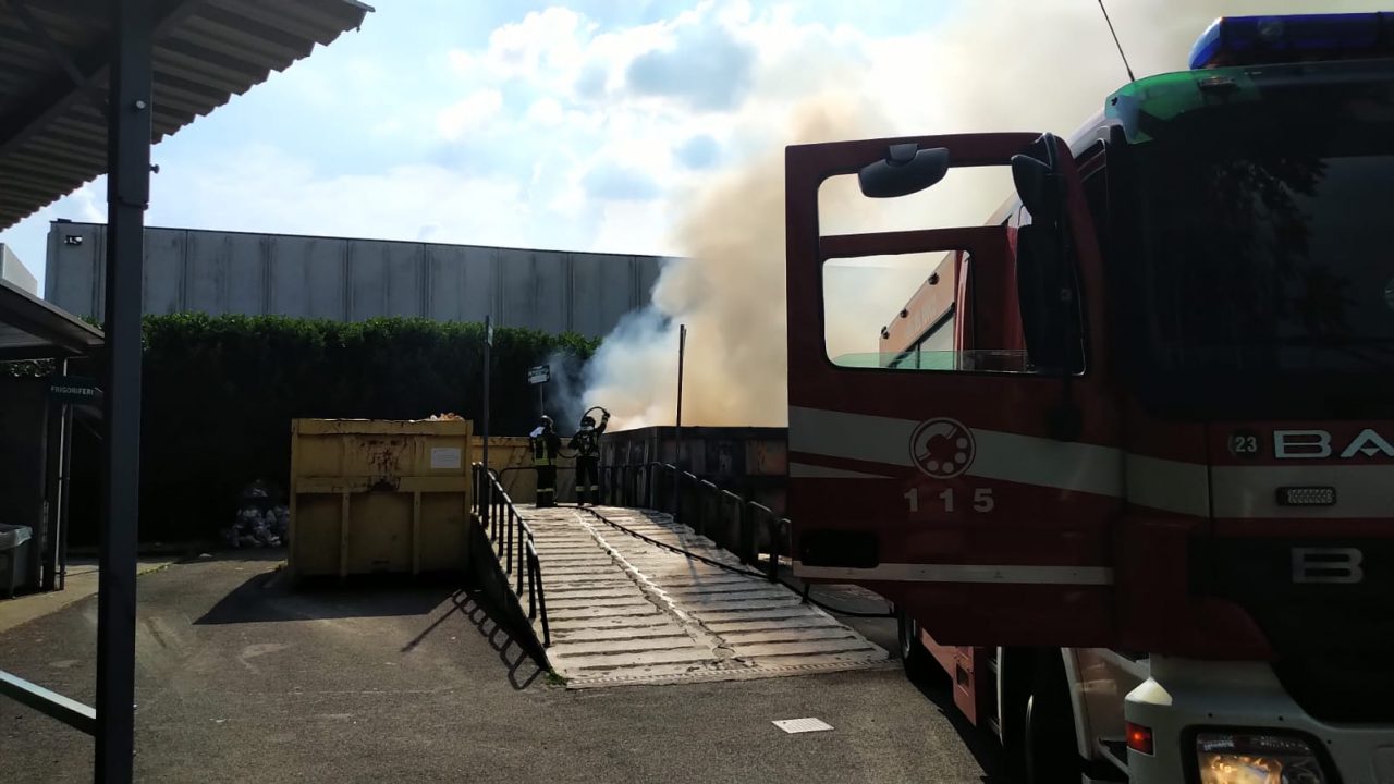 Incendio alla discarica di Trezzano Rosa VIDEO
