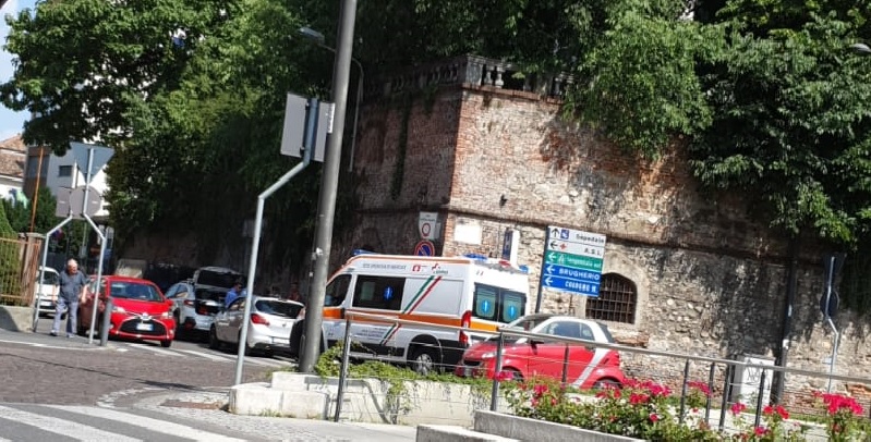 Incidente tra auto e moto a Cernusco: coinvolti due giovani