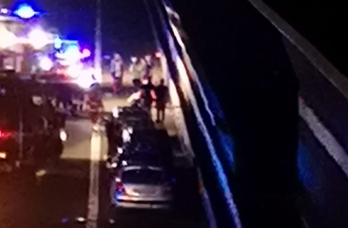 Vuole suicidarsi: salvato dai pompieri. Autostrada bloccata e code chilometriche