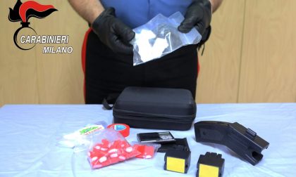 Cocaina e un taser nascosti nel condotto di aerazione: arrestato