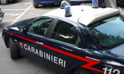 Prende a botte moglie e figlia, arrestato dai carabinieri