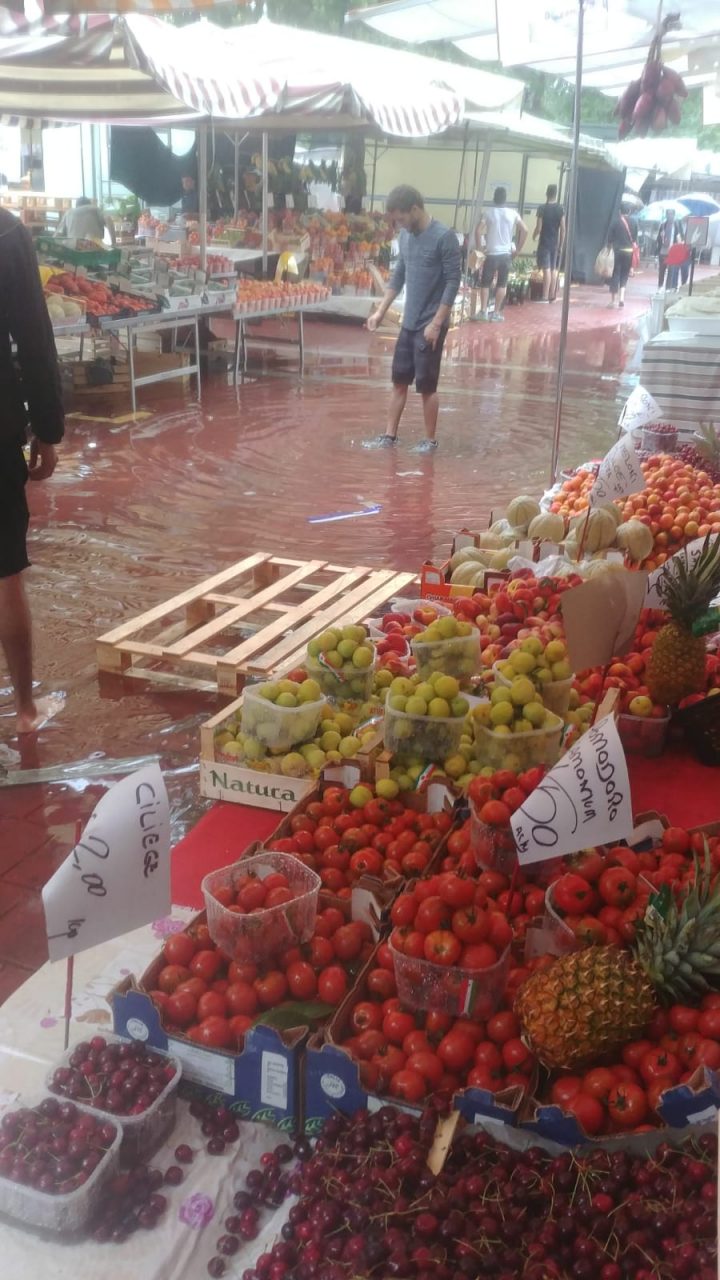 Piazza del Mercato allagata nonostante i lavori a Pioltello