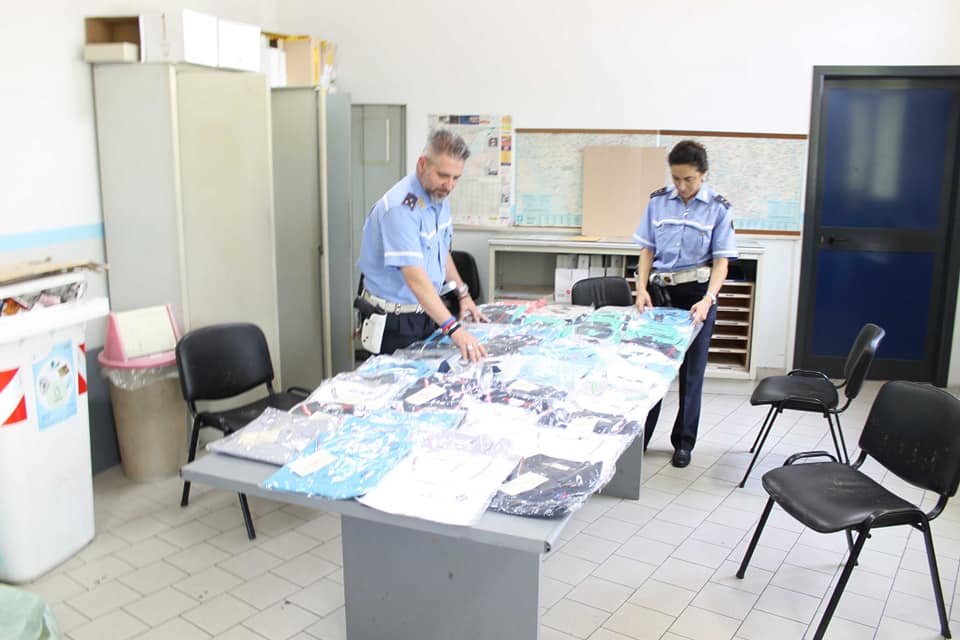 Fabbrica clandestina di merce contraffatta scoperta dai vigili