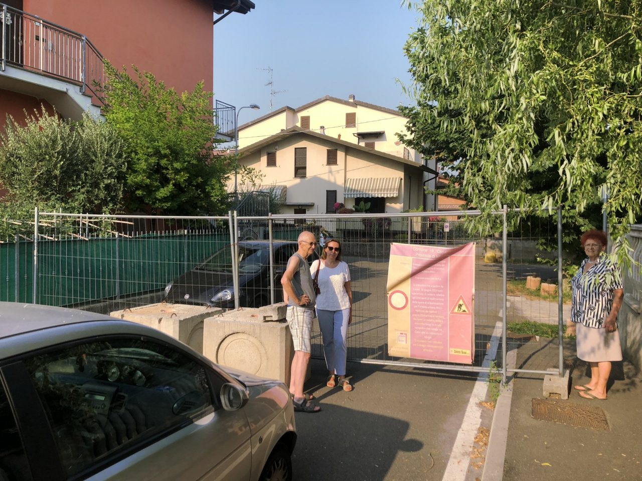 Case pronte e strada chiusa: i residenti entrano in contromano