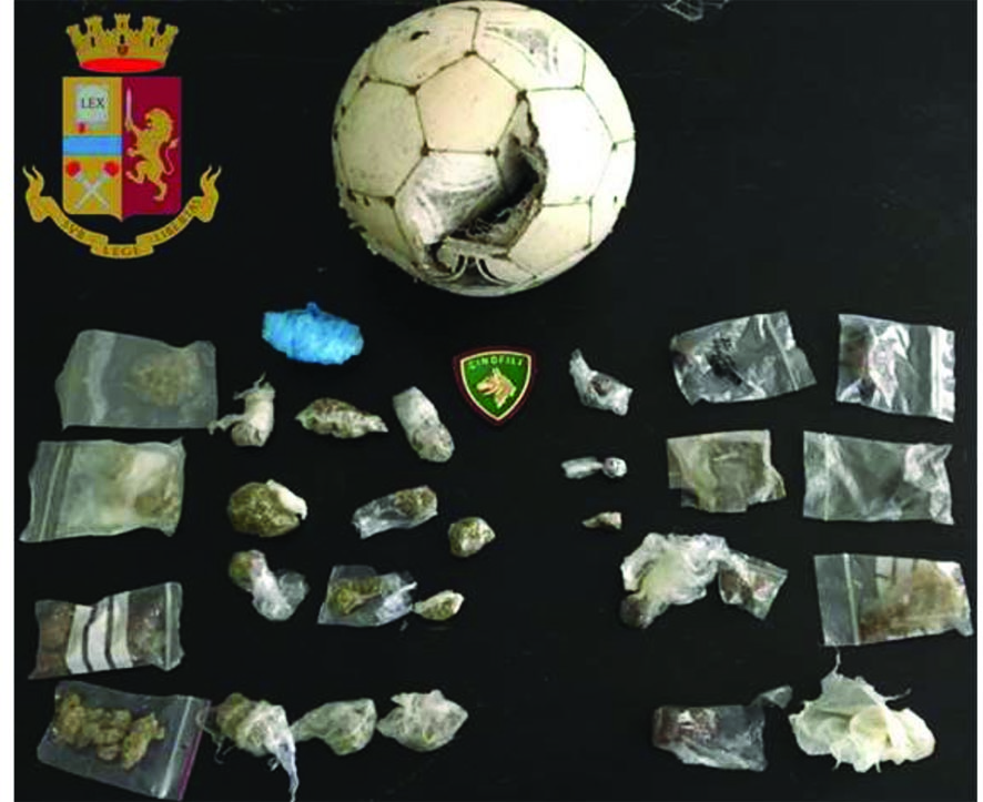 La droga nascosta in un pallone da calcio