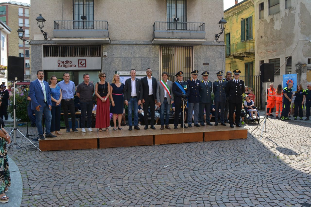 Cologno Monzese evento insieme per la sicurezza forze dell'ordine e associazioni in piazza XI febbraio