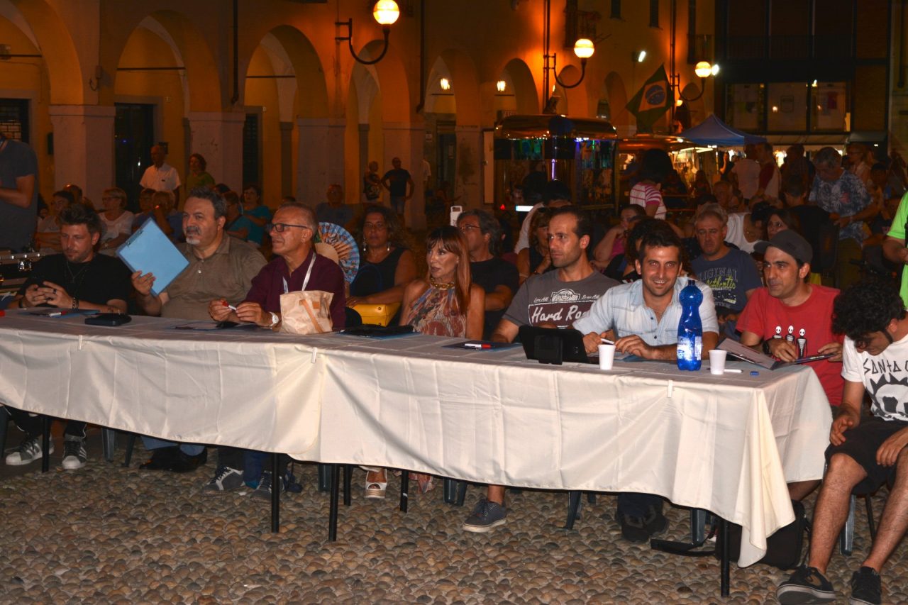 Melzo serata finale let's band live contest in piazza della Repubblica