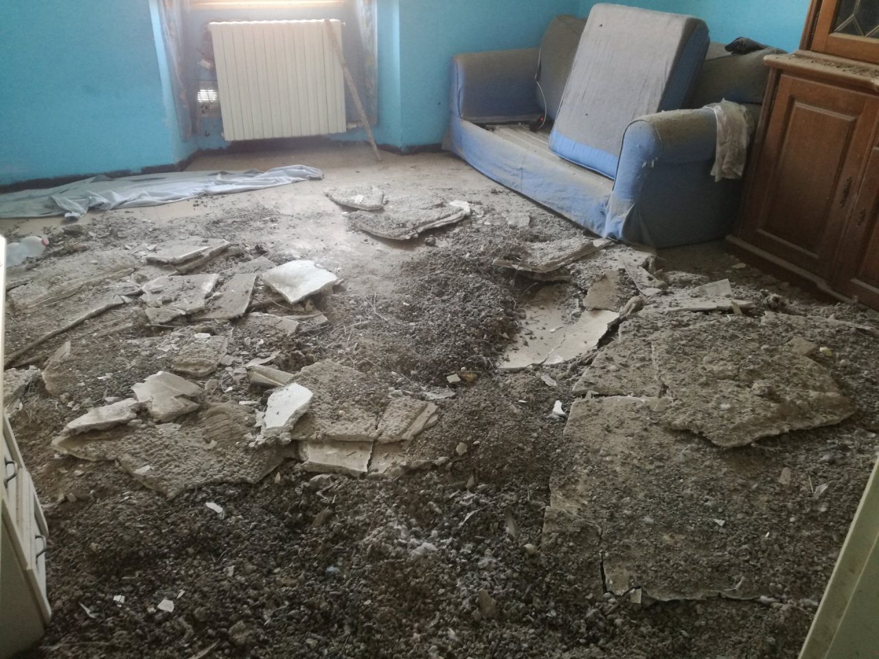 Crolla il soffitto mentre stanno dormendo