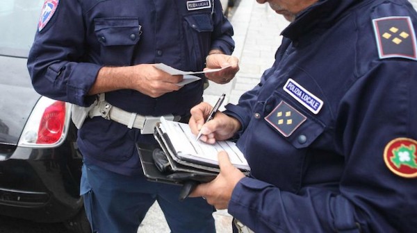 A Melzo divieto di sosta sospeso per tutto il mese di agosto