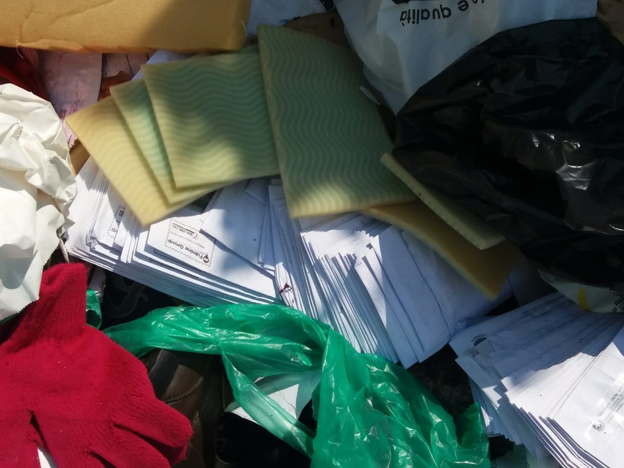 Lettere mai consegnate buttate in discarica