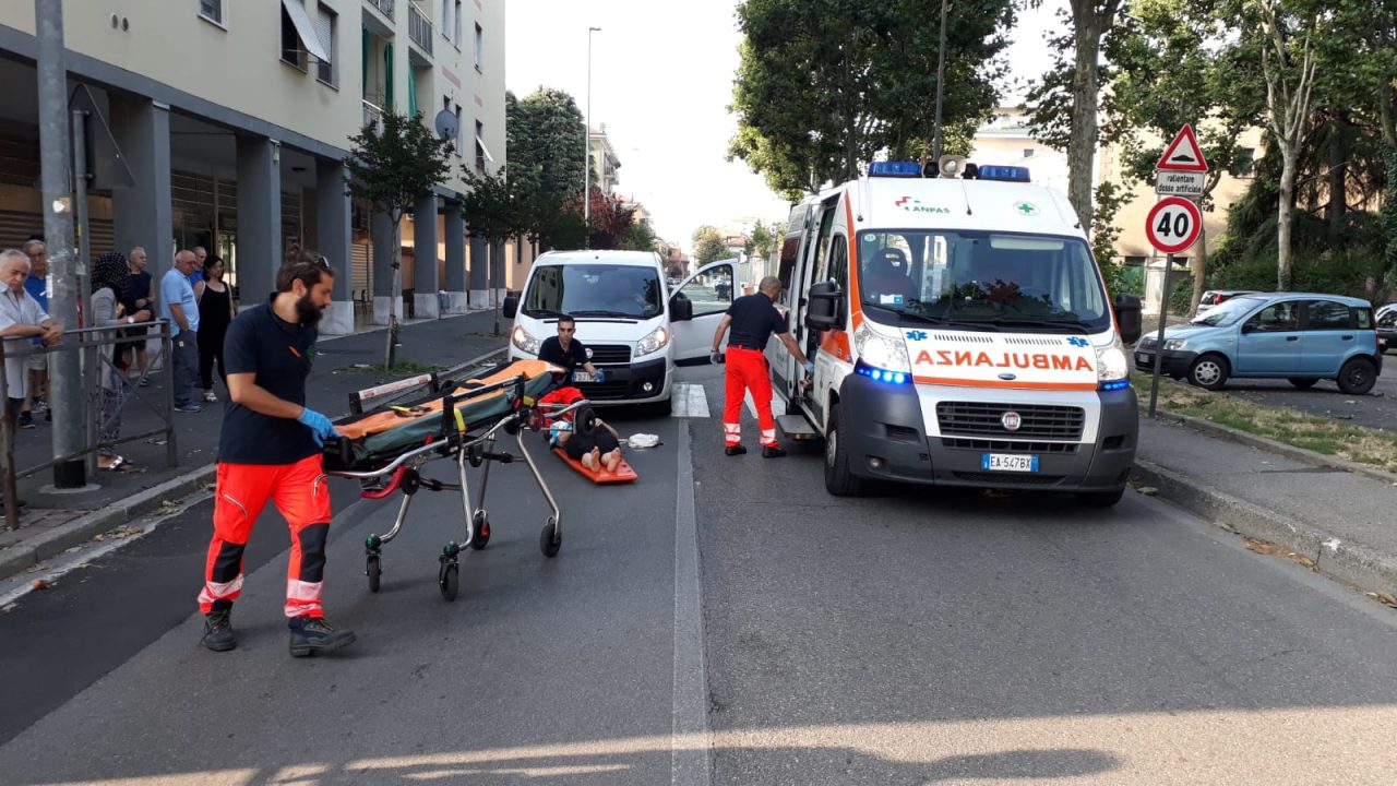 Attraversa sulle strisce, ma viene centrata da un’auto e finisce in ospedale