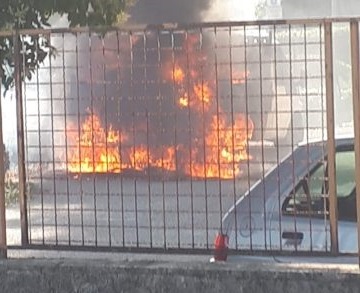 Cassano, a fuoco un furgone in via Gioberti (VIDEO)