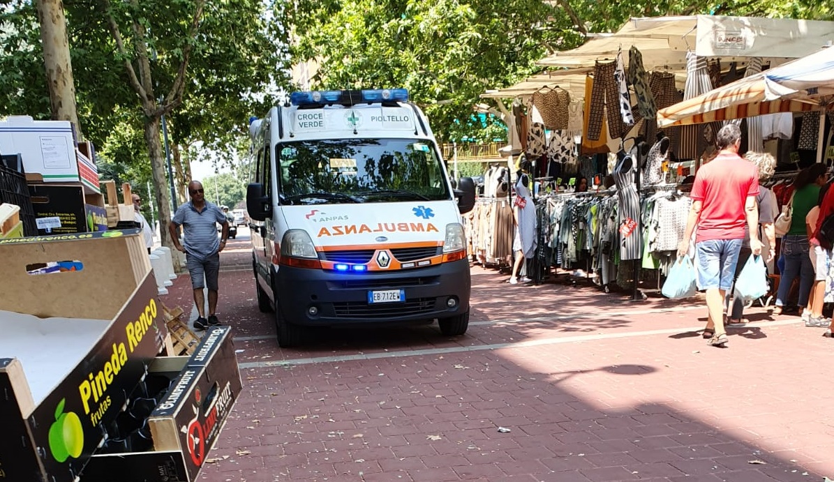 Accusa un malore in strada, arrivano i soccorsi