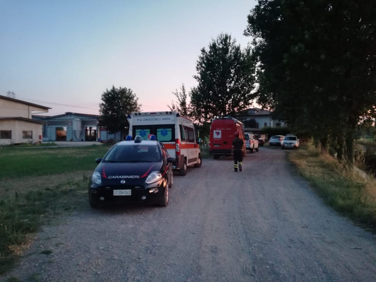 Sale sul traliccio dell’alta tensione per farla finita e viene salvato dalla sindaca