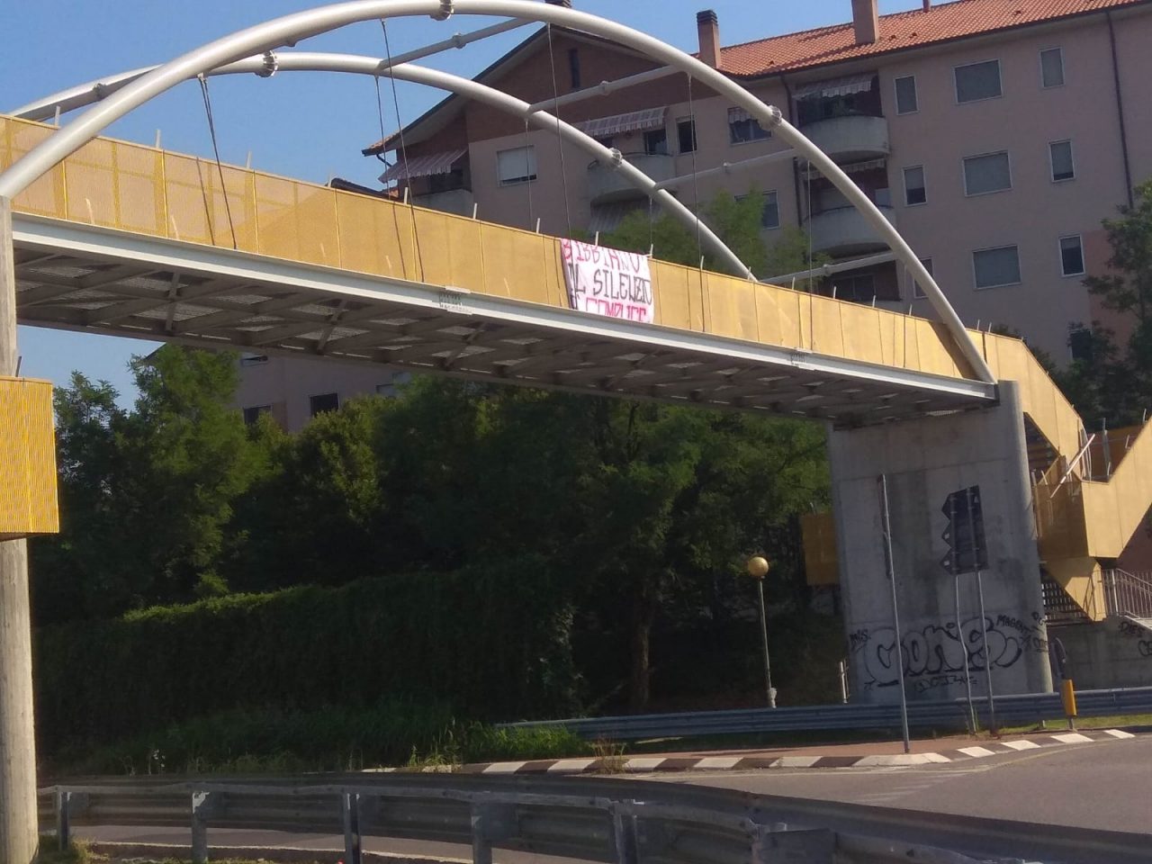 “Bibbiano, il silenzio è complice”. Blitz di Gioventù nazionale contro il Pd