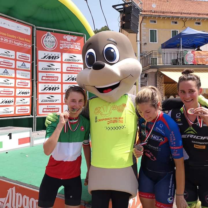 Una busserese in maglia tricolore