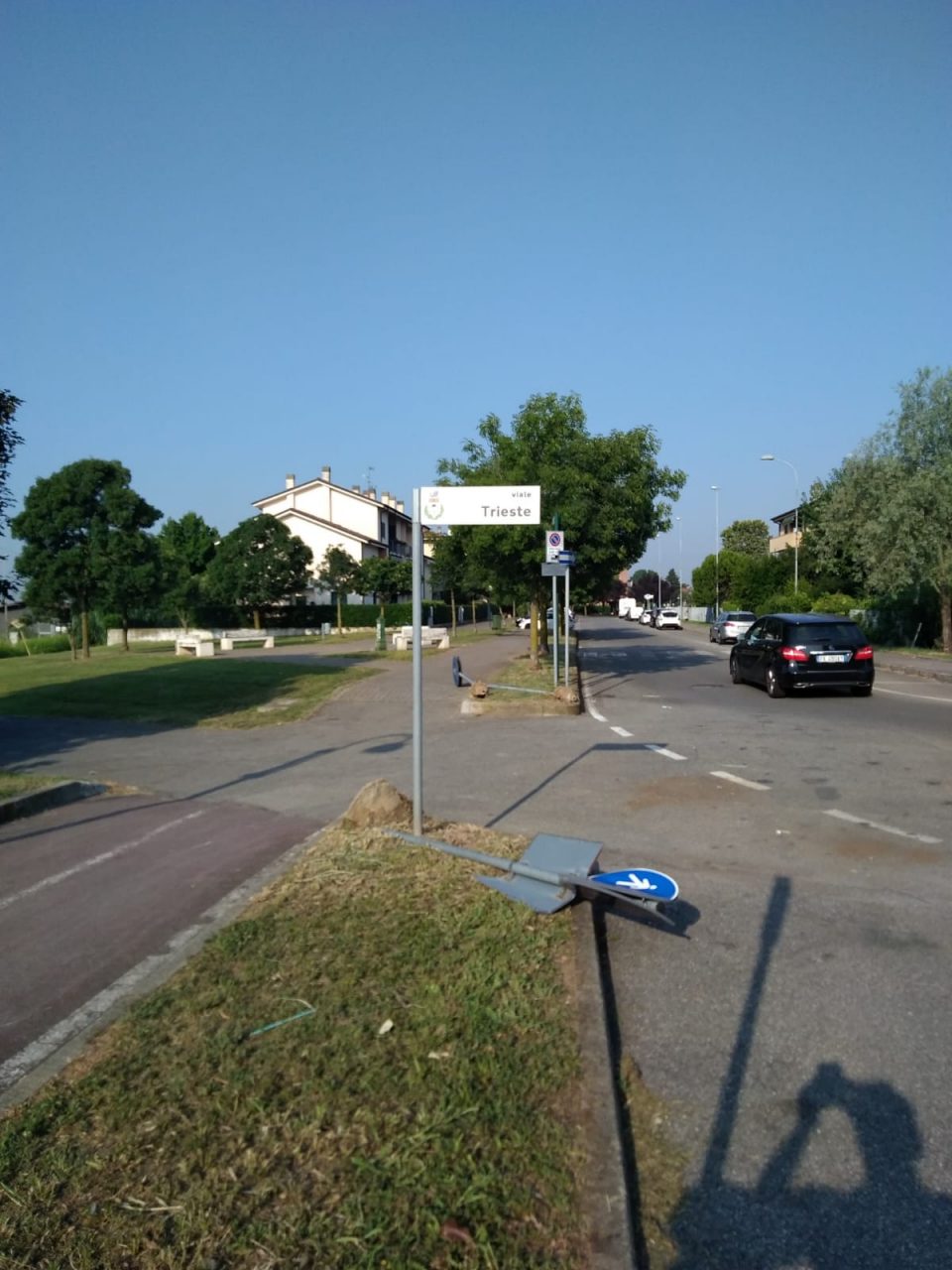 Raid vandalico a cassina de pecchi via trieste abbattuti i cartelli stradali