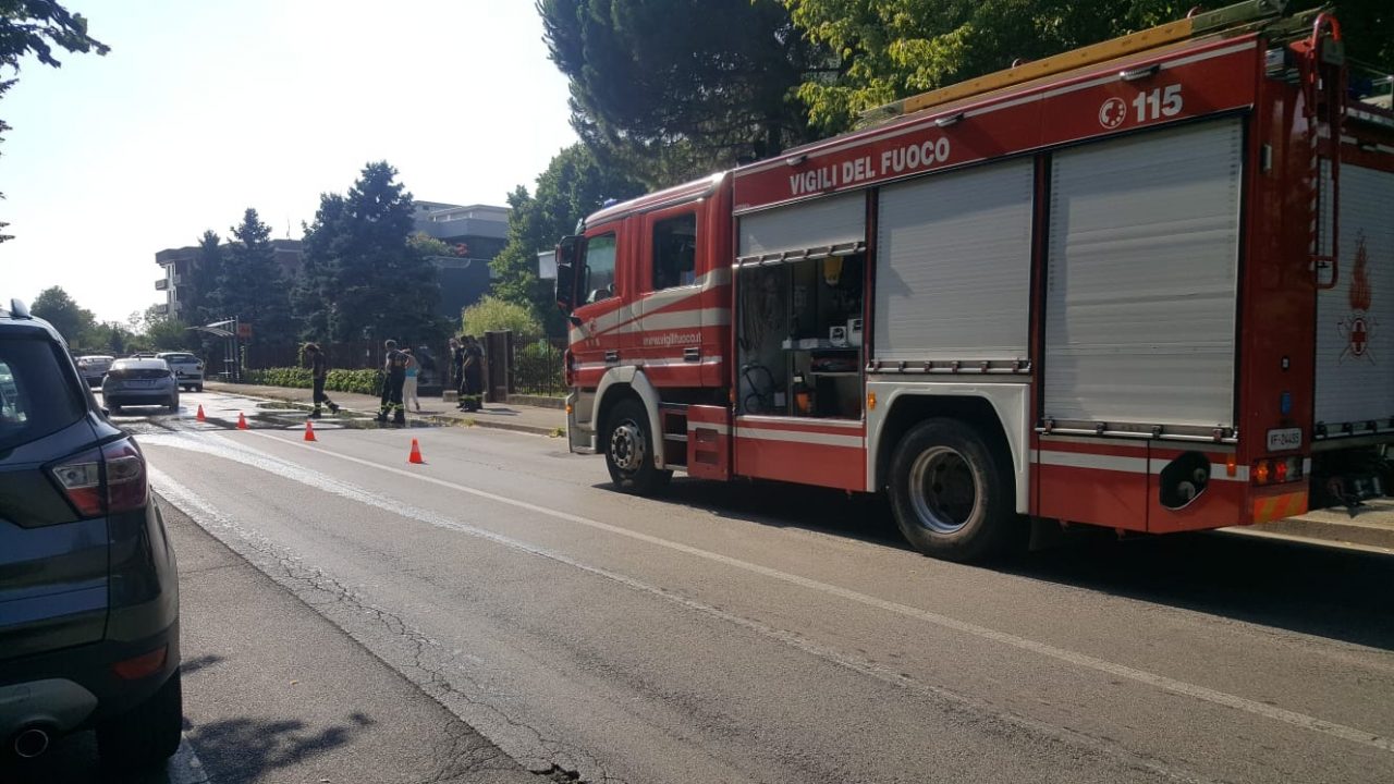 Rottura di una tubazione a cassina de pecchi vigili del fuoco