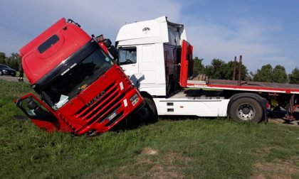 Scontro fra mezzi pesanti sulla provinciale tra Rivolta e Cassano FOTO